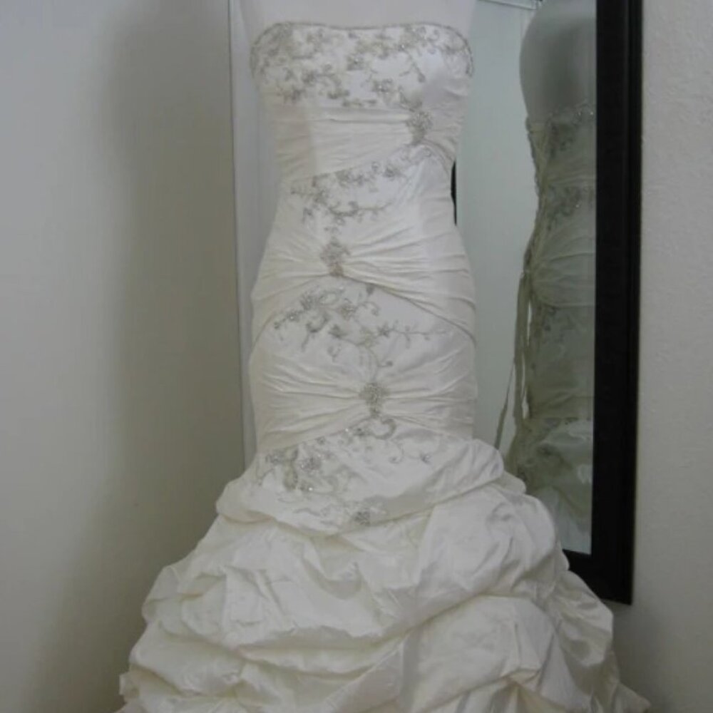 NEW NEVER WORN WEDDING DRESS (UN ALTERED) - Piccione 410 Silk Mermaid